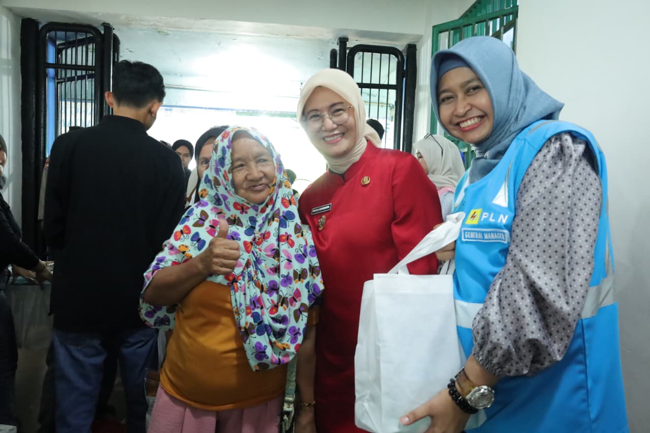 PLN UIW Babel Salurkan 1.200 Paket Sembako Murah pada Program Terang Berkah Ramadan