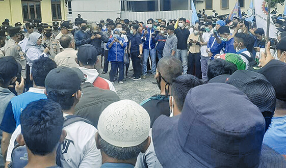 Para Buruh Tuntut Ganti Timwas Disnaker Babel