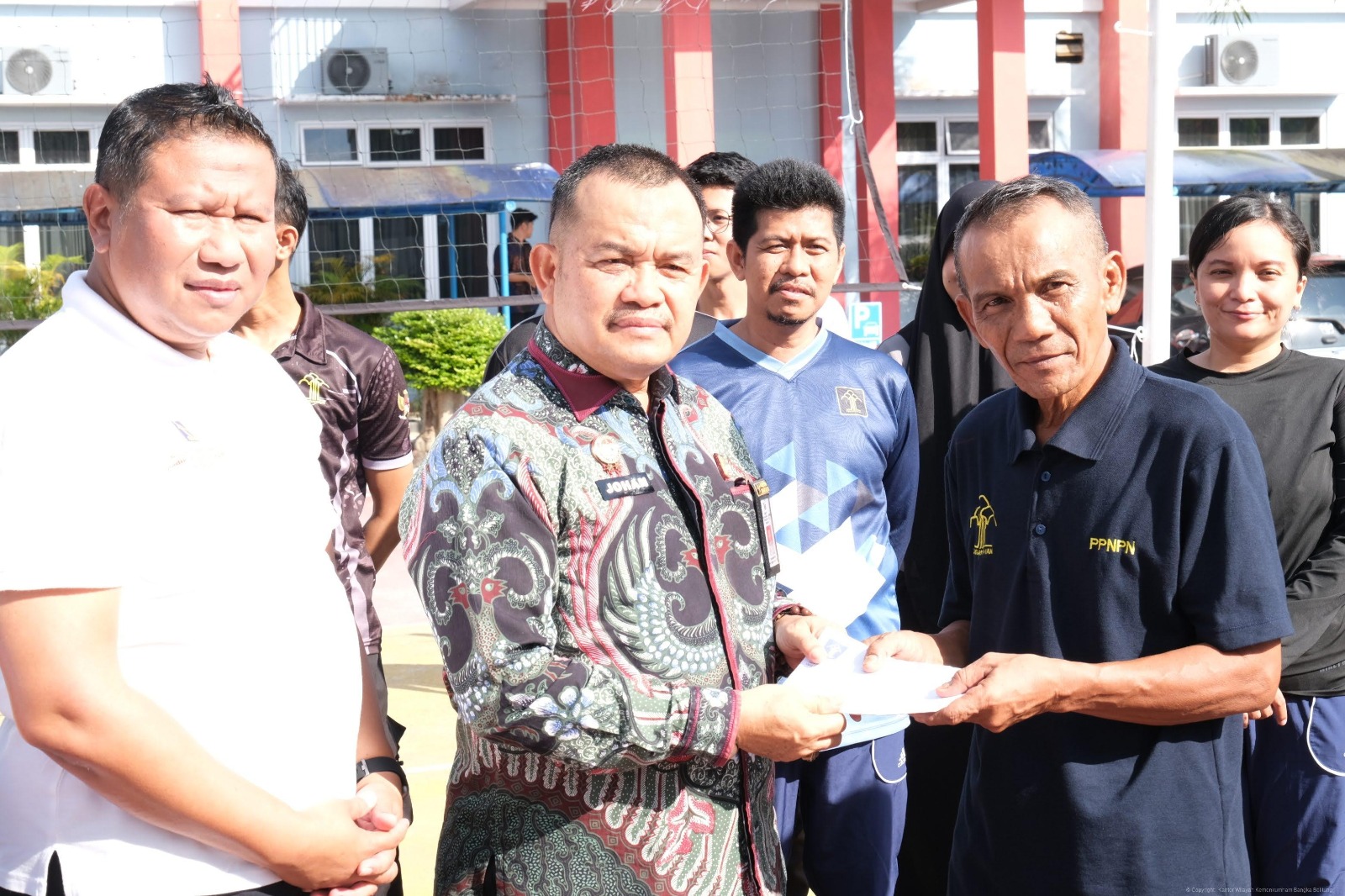 Kanwil Kemenkum Babel Wujudkan Empati Melalui Penyerahan Dana Sosial Suka dan Duka Cita kepada Pegawai