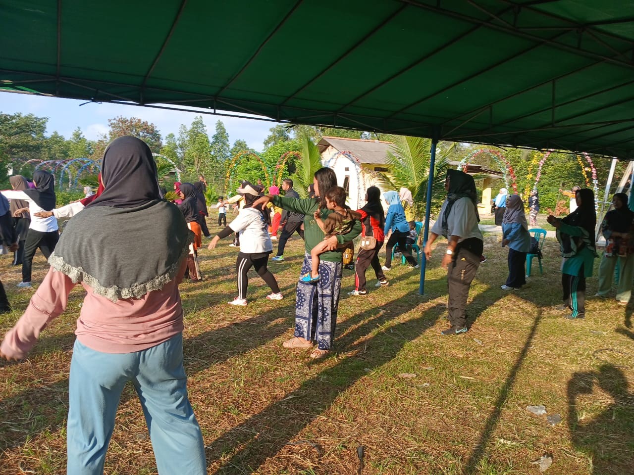 PT Timah Ajak Warga Tanjung Pakdan Hidup Sehat Lewat Senam Bersama