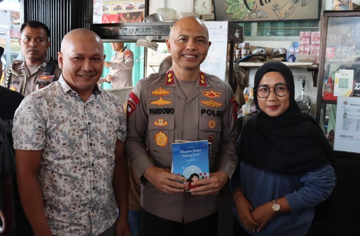 Kapolda Babel di Hadiahi Dua Buku Oleh Ketua PWI Basel, Ini Penulis Buku Tersebut