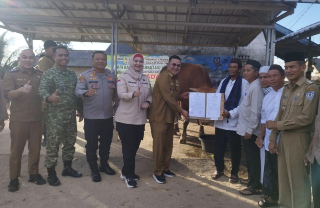 Riza - Debby Serahkan Sapi Bantuan Presiden Seberat 1 ton ke Desa Paku