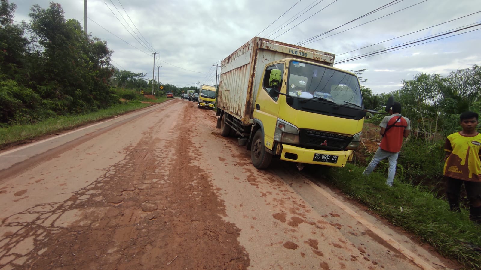 Menyedihkan, Motor Tergelincir, Dua Emak-emak Terlindas Truk Boks