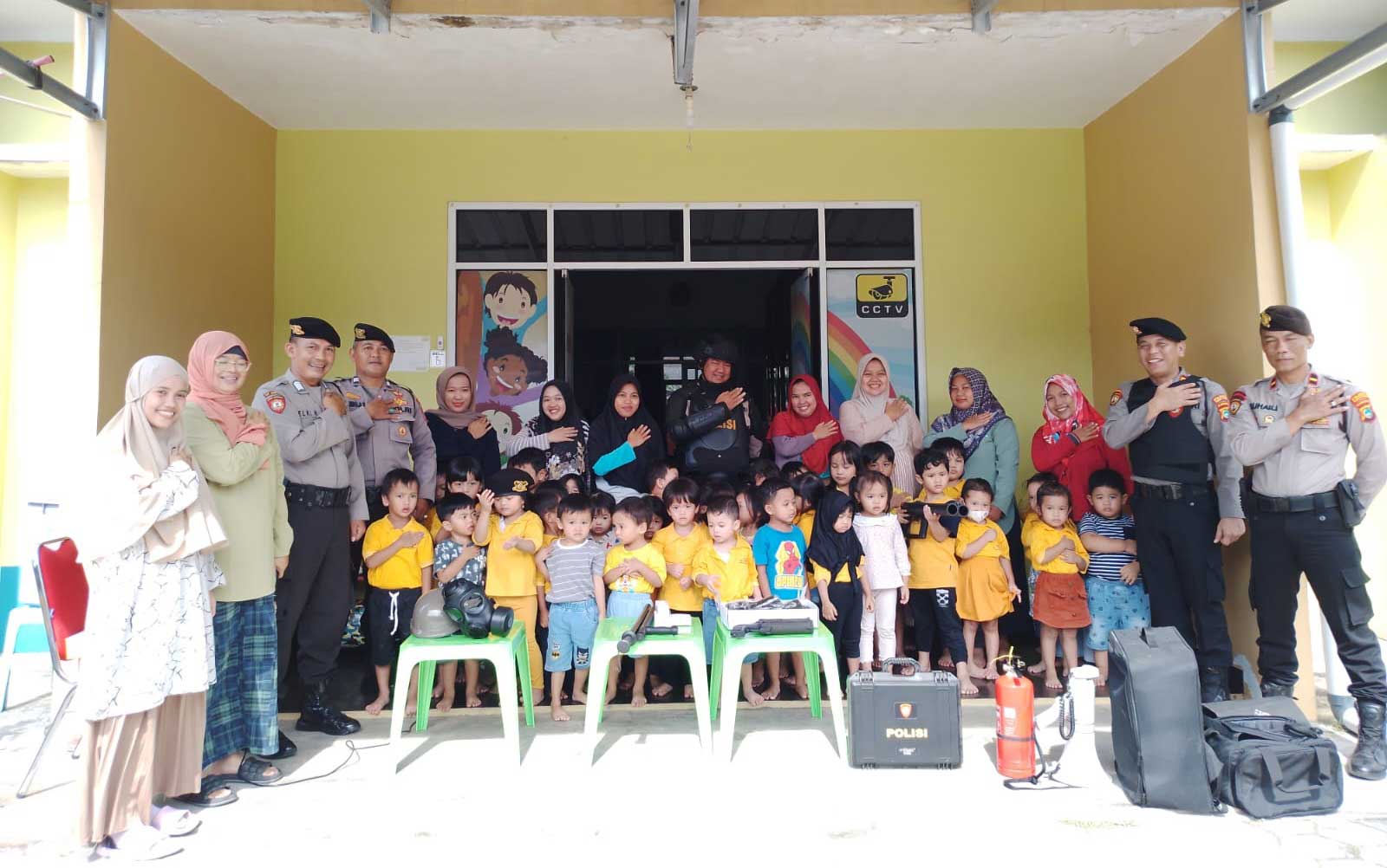 Samapta Polresta Pangkalpinang Kenalkan Tugas Kepolisian dan Peralatan Kepada Anak Anak PAUD