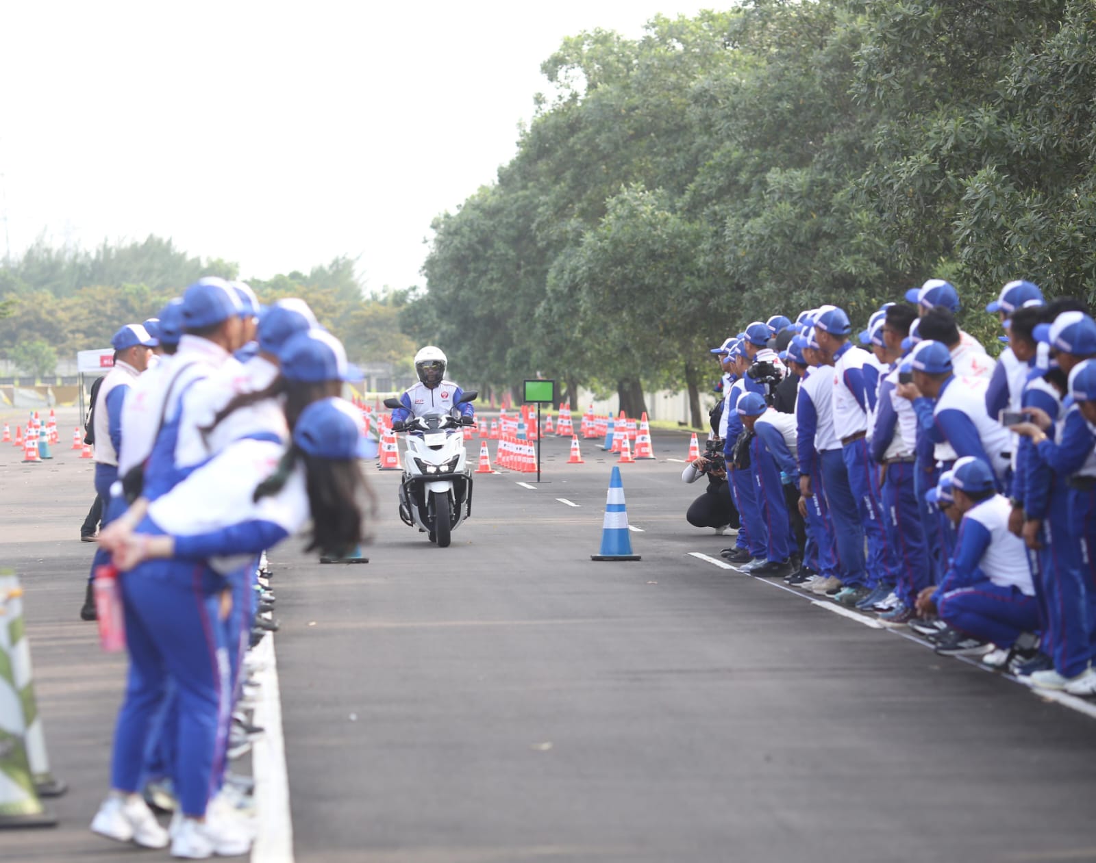 Cara Menurunkan Kaki yang Benar Saat Berhenti Berkendara