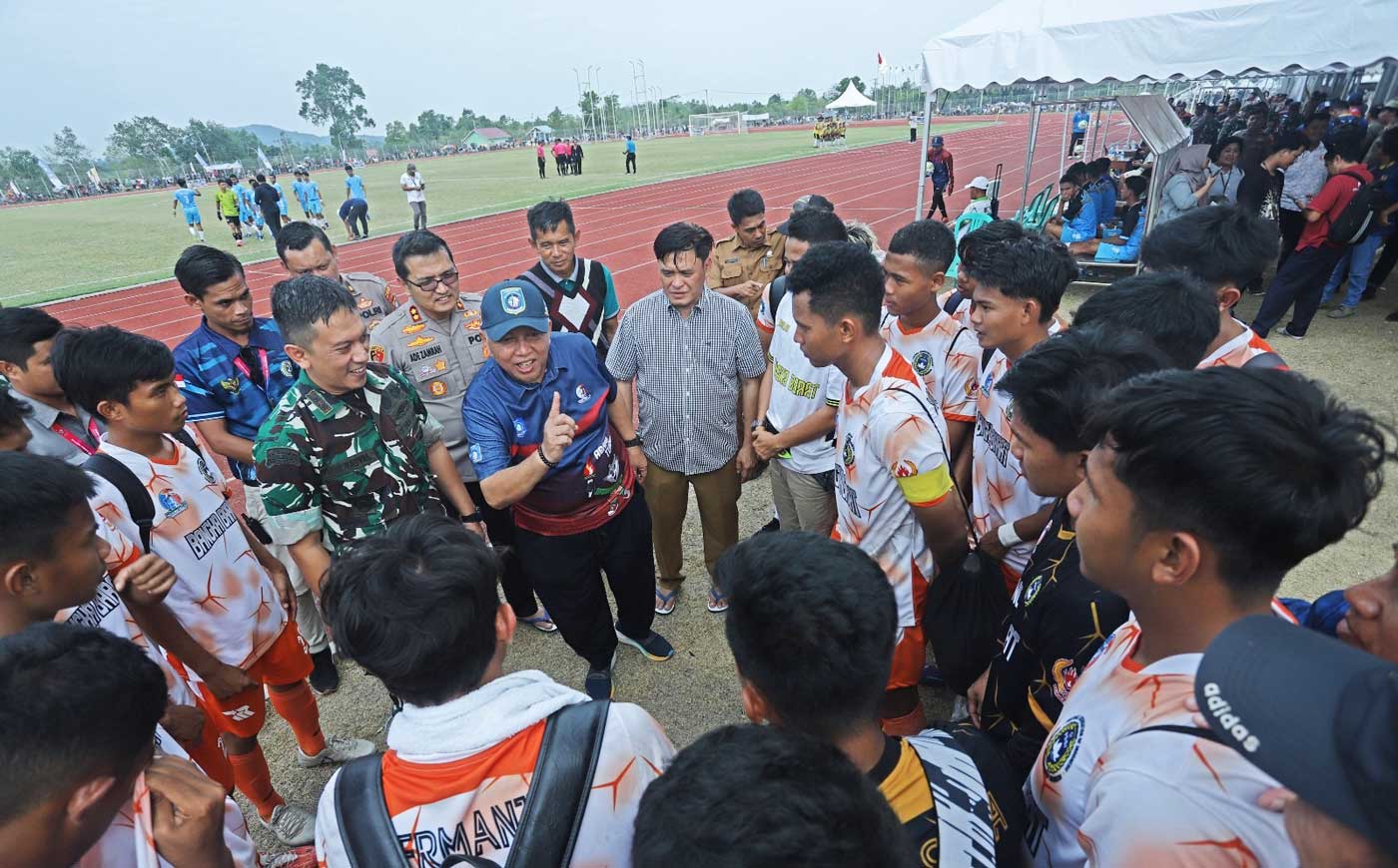 Bupati Babar, Wabup, Kapolres, Dandim Nonton Bola Bareng