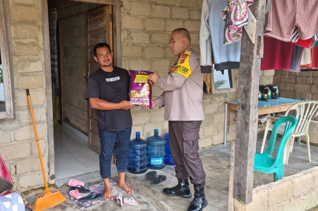 Kapolsek dan Bhabinkamtibmas Polsek Taman Sari Berbagi di Bulan Ramadan, Berikan Bansos untuk Warga