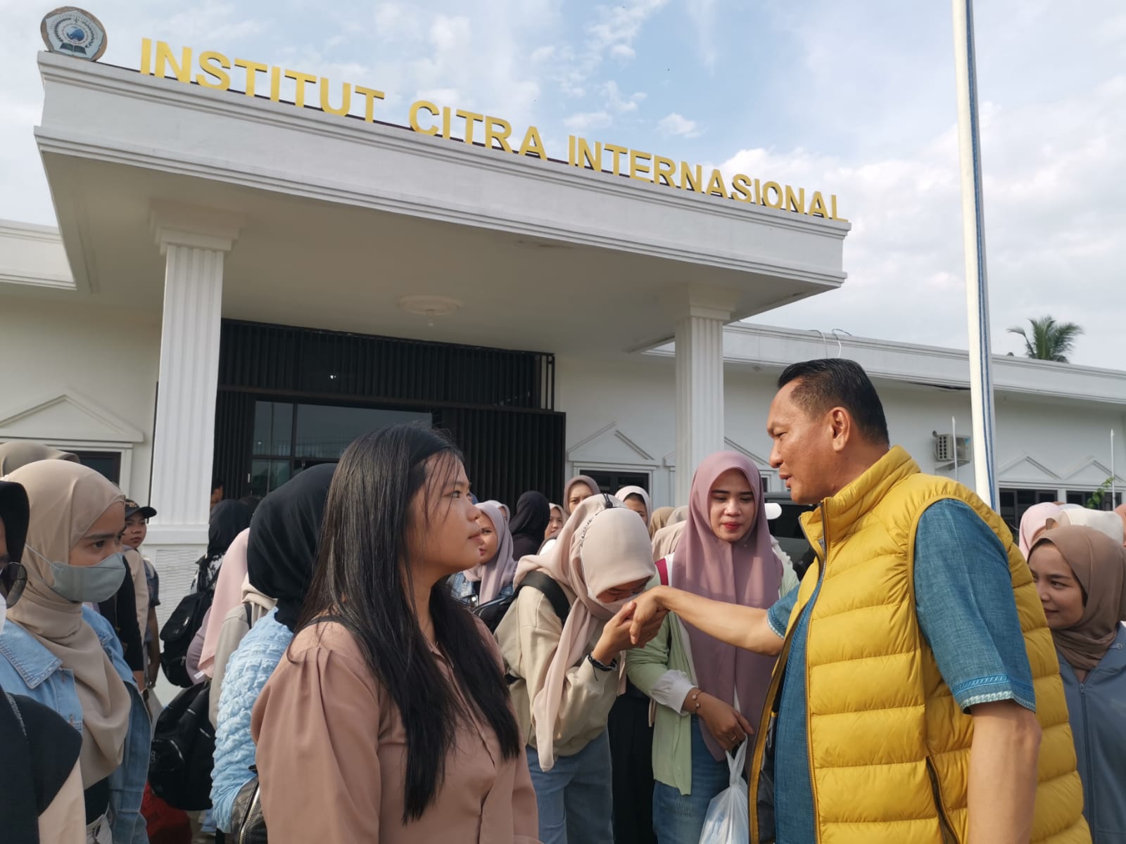 Bambang Patijaya Lepas Keberangkatan Field Trip Mahasiswa ICI 