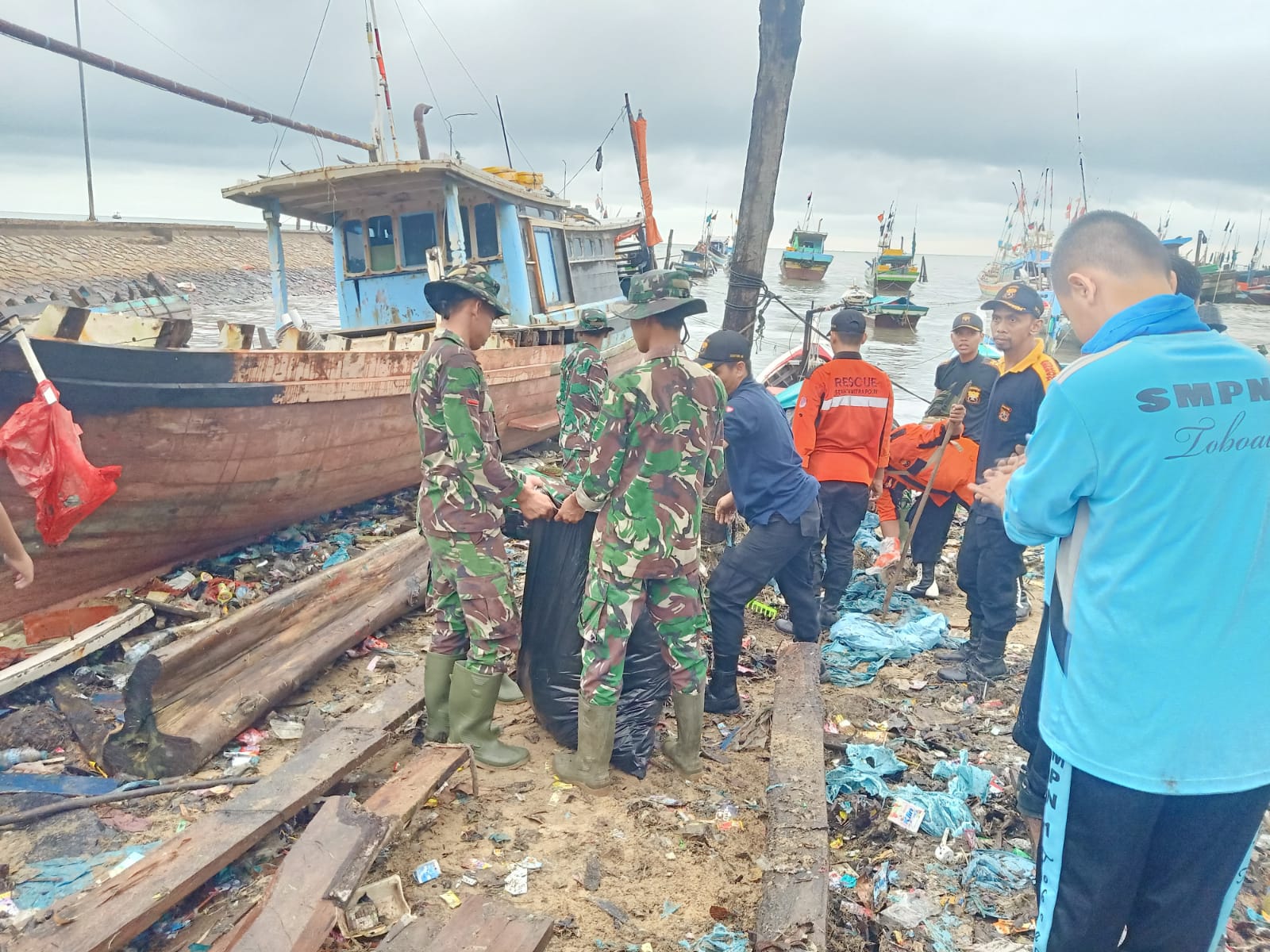 Karya Bhakti, Kodim 0432/Basel Bersihkan Saluran Air di Tanjung Ketapang