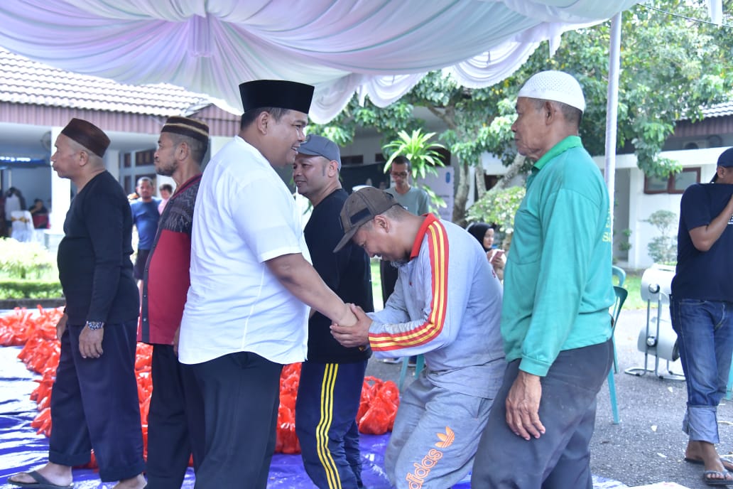 Kurban 11 Sapi, PJ Bupati Haris Ajak Tingkatkan Solidaritas 