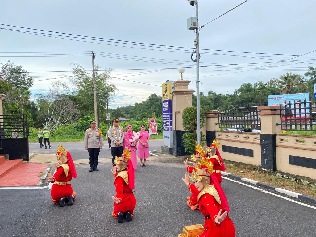 AKBP Trihanto Nugroho Disambut Dengan Pedang Pora di Mapolres Basel