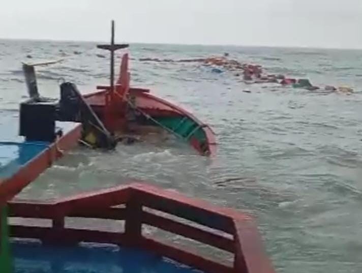 6 ABK KM Cahaya Abadi yang Pecah Dihantam Ombak Berhasil Diselamatkan