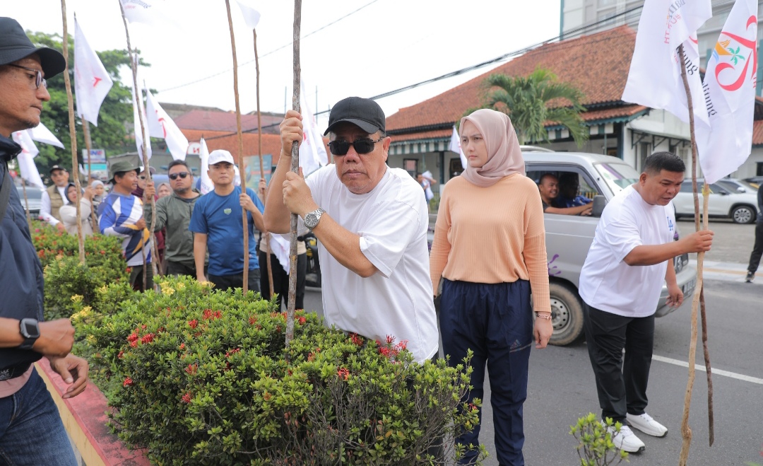 Gubernur Hidayat Turun Tangan Berpartisipasi dalam Gotong Royong bersama Masyarakat
