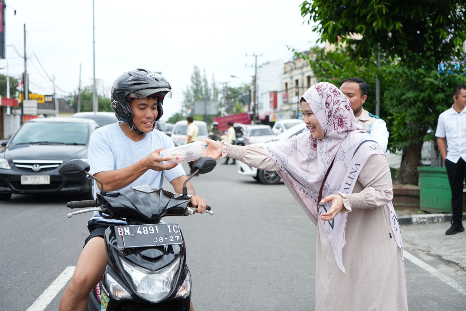 Semangat Ramadan, PLN UIW Babel Gelar Aksi Srikandi Berbagi Takjil Gratis