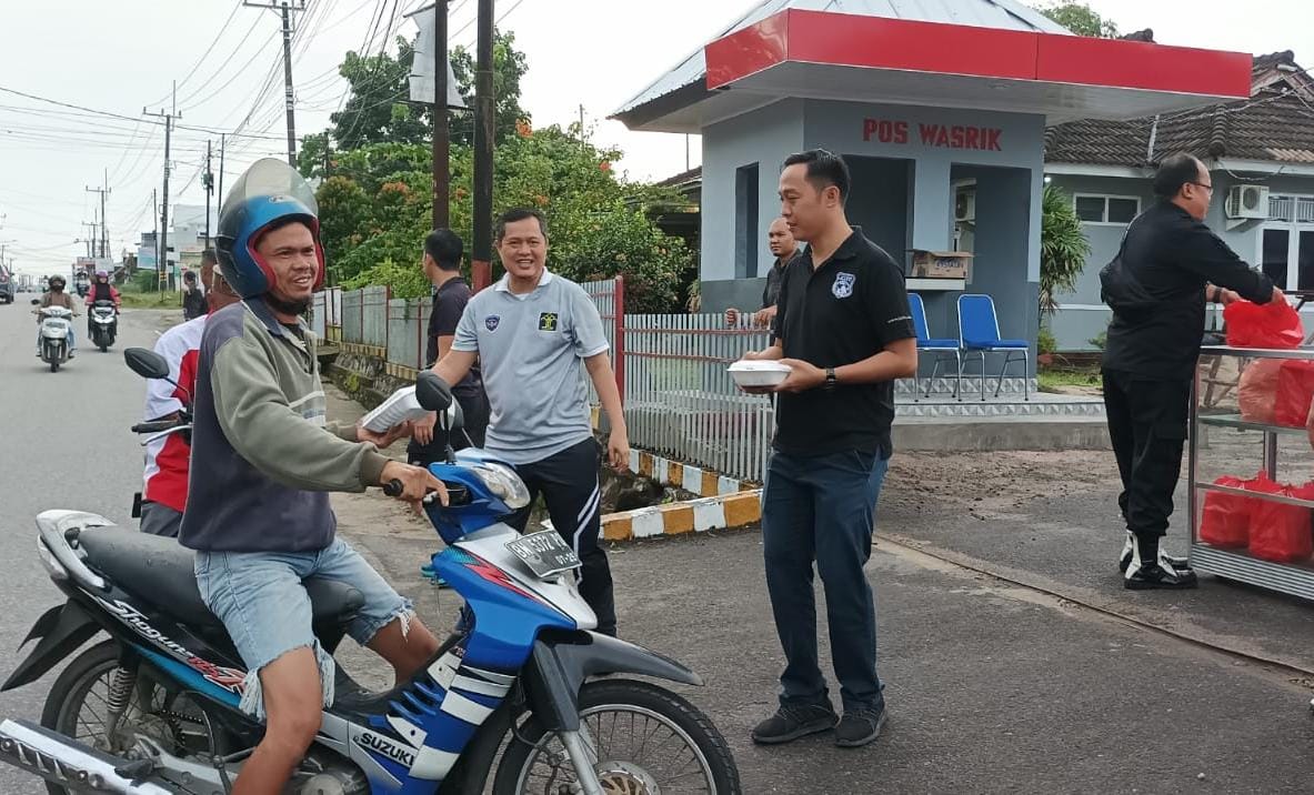 Kadivpas dan Kalapas Pangkalpinang Beserta Jajaran Bagikan Bansos Program Jumat Berkah