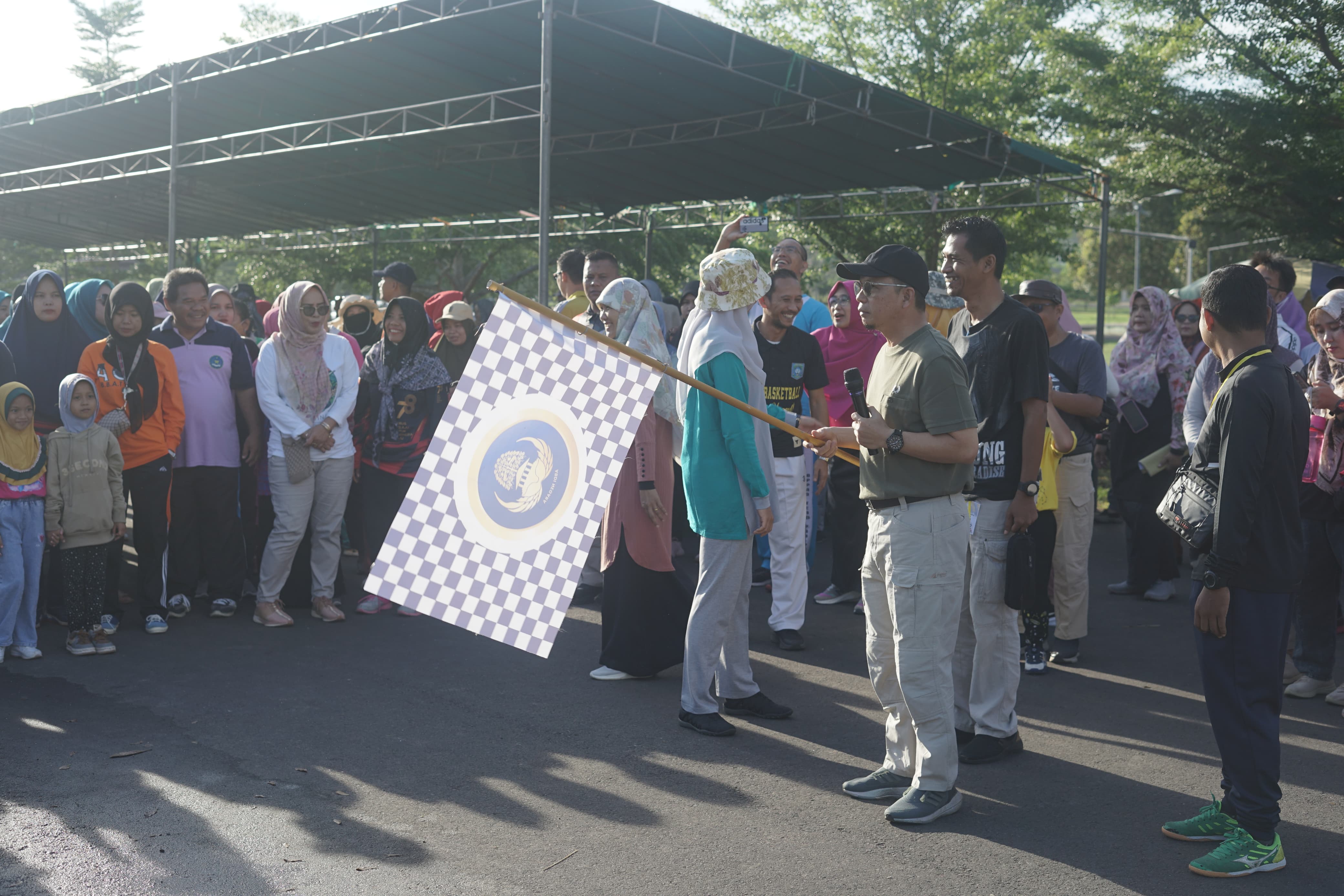 Jalan Sehat HUT KORPRI 2023, Bupati Bateng Minta ASN Jaga Netralitas dan Tahu Aturan