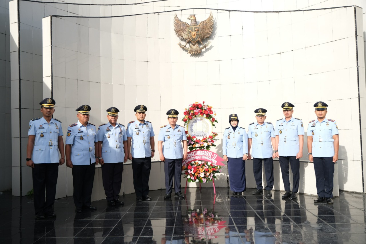 Peringati Hari Bhakti Imigrasi Ke-73, Kakanwil Kemenkumham Babel Pimpin Upacara Tabur Bunga di TMP Pawitralaya