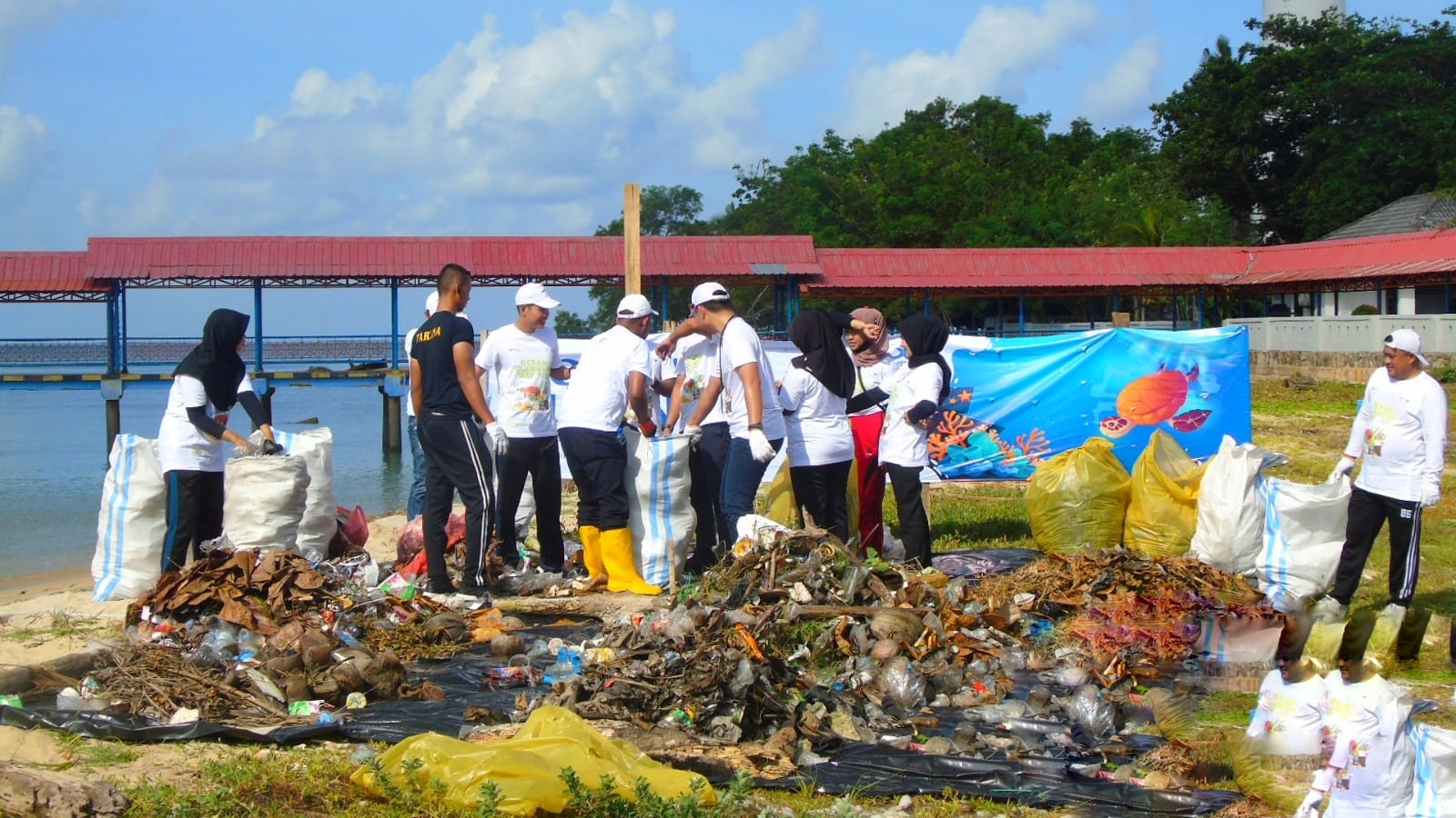 ASDP Tanjung Kalian Berhasil Angkat 1 Ton Sampah di Pesisir Pantai