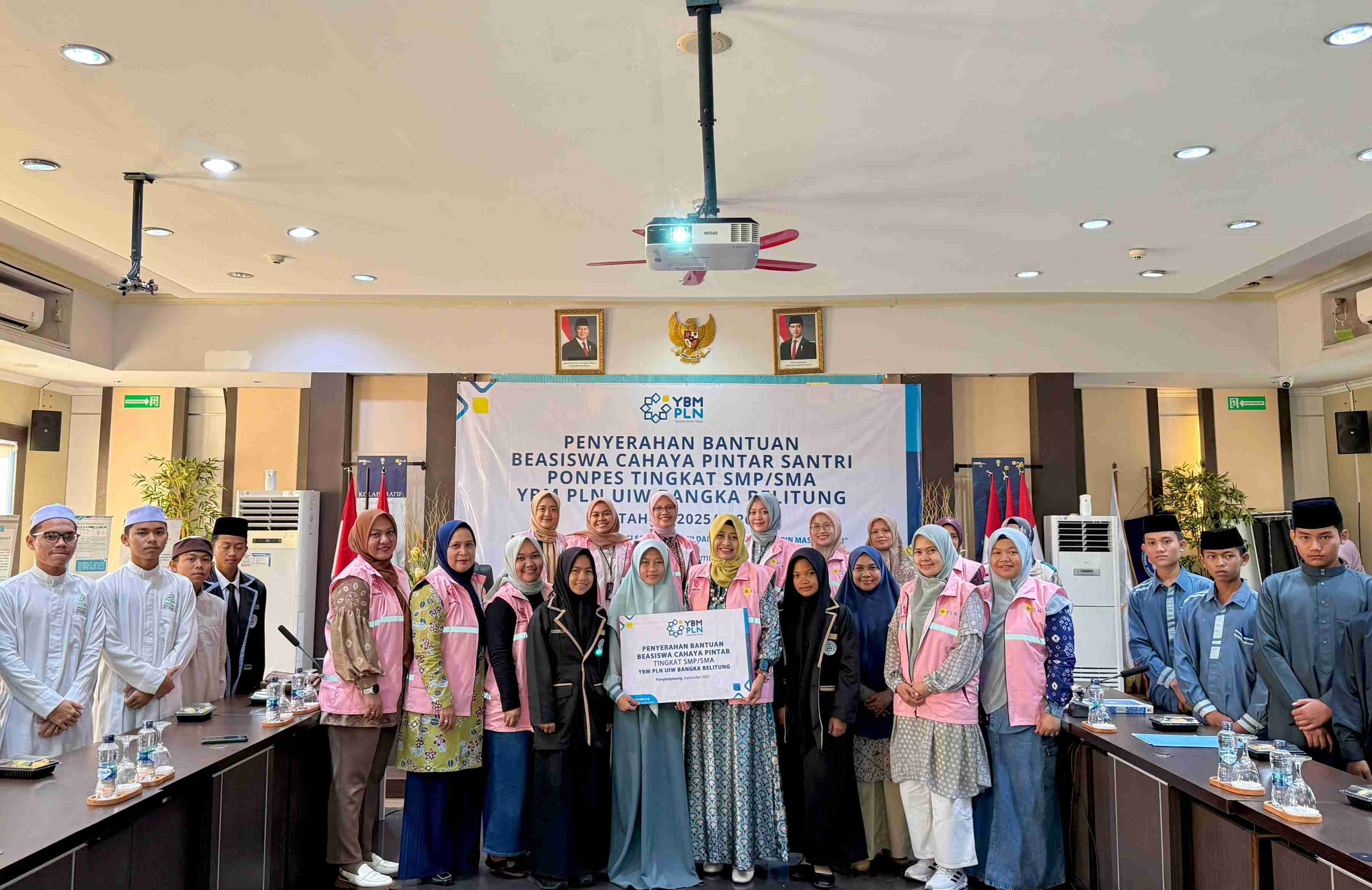 GM PLN Babel Serahkan Bantuan YBM PLN Program Beasiswa Cahaya Pintar untuk Santri Kurang Mampu