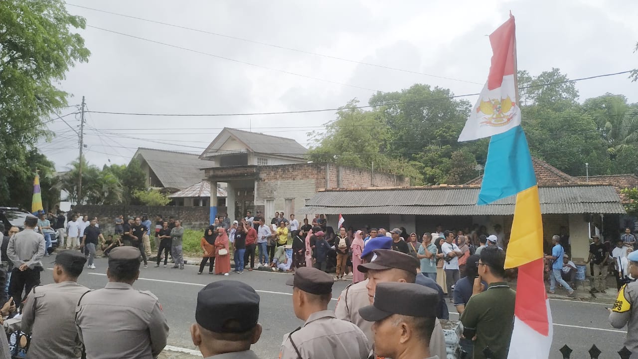Jelang Putusan Sengketa Gugatan TMS, Massa Rato-Ramadian Mulai Penuhi Jalan Depan Bawaslu