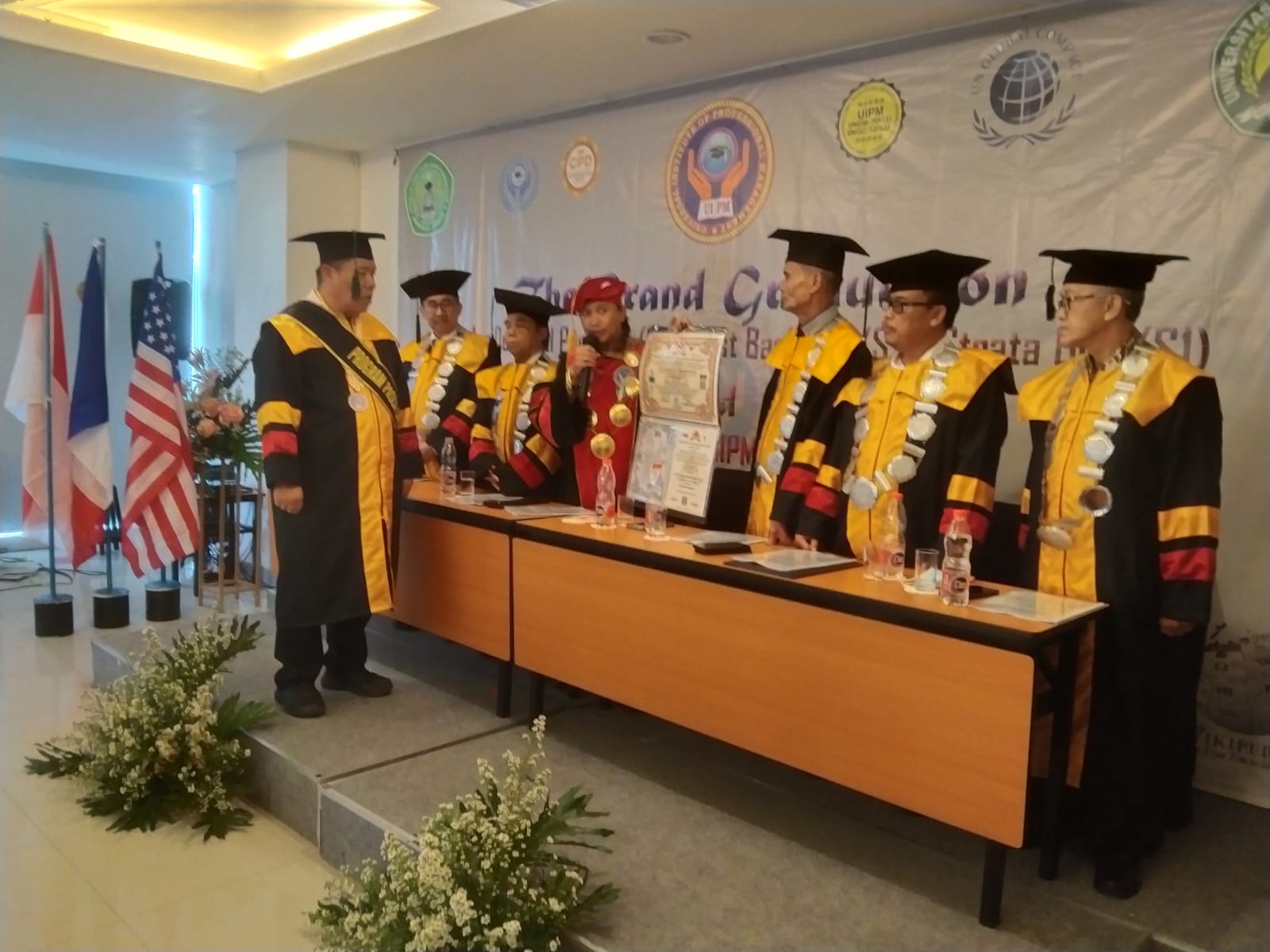 Teringat Orang Tua saat Diwisuda Doktoral UIPM, Hidayat Arsani Menangis 