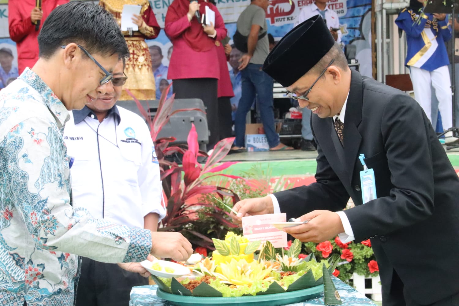 Festival Perlombaan dan Parade Budaya Meriahkan HUT ke 20 SMAN 1 Namang 