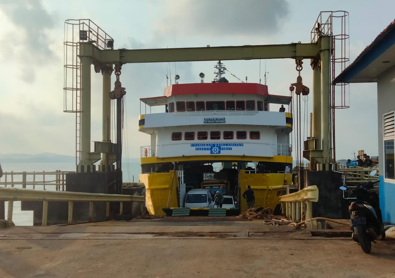 Truk dari Belitung Diduga Membawa Timah Melenggang Bebas Keluar Pelabuhan Sadai
