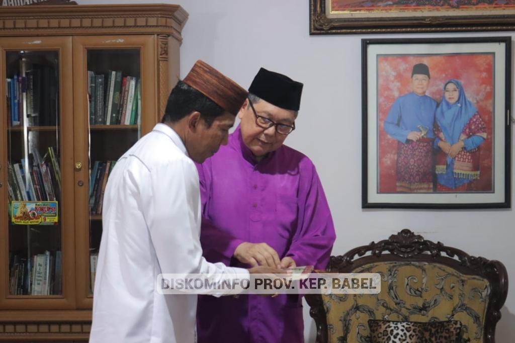 Safari Lebaran ke Kediaman Bustami Rahman, Pj Gubernur Pulang Bawa Petuah dan Buku