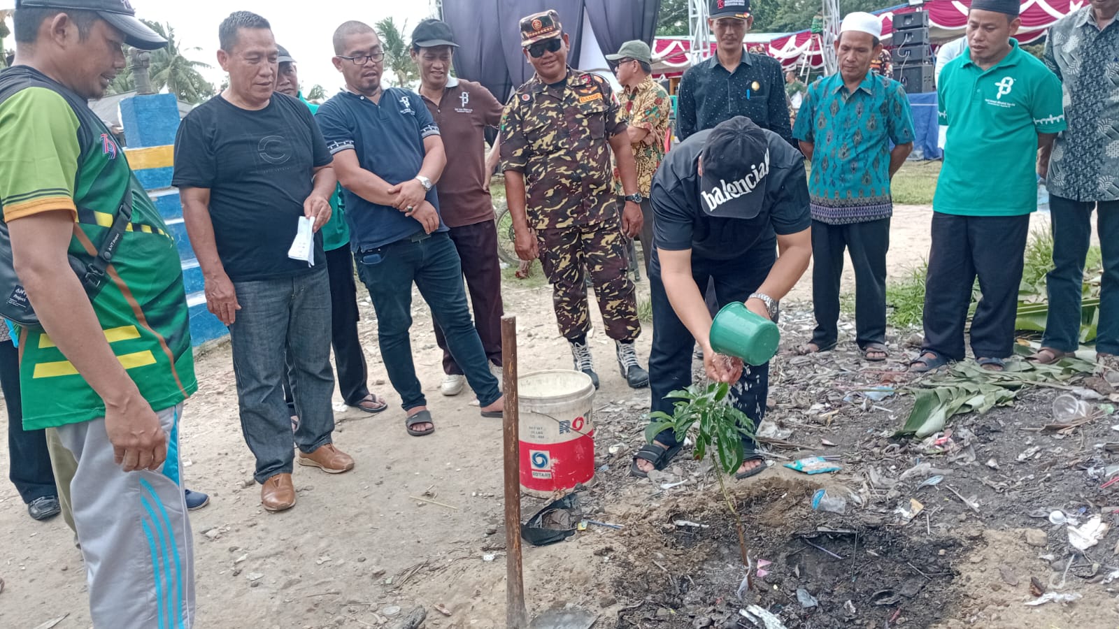 Kanwil Kemenag Babel Tanam Pohon Buah di Desa Terak Dalam Tsyakuran HAB ke-79 Kemenag RI