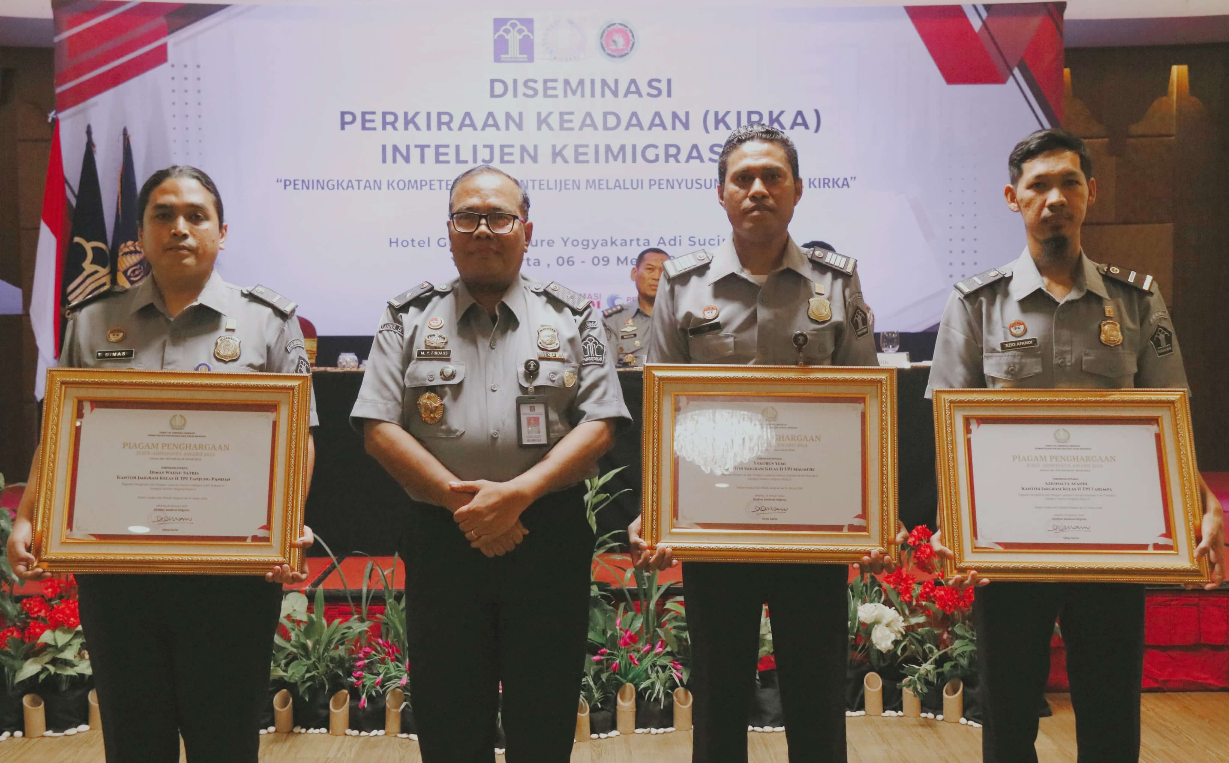 Pegawai Kantor Imigrasi Tanjungpandan terima  Jusuf Adiwinata Award 2024