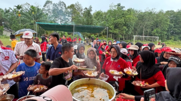 Honda Babel Berbagi Kebahagiaan: Ratusan Porsi Masakan untuk Warga Sinar Manik