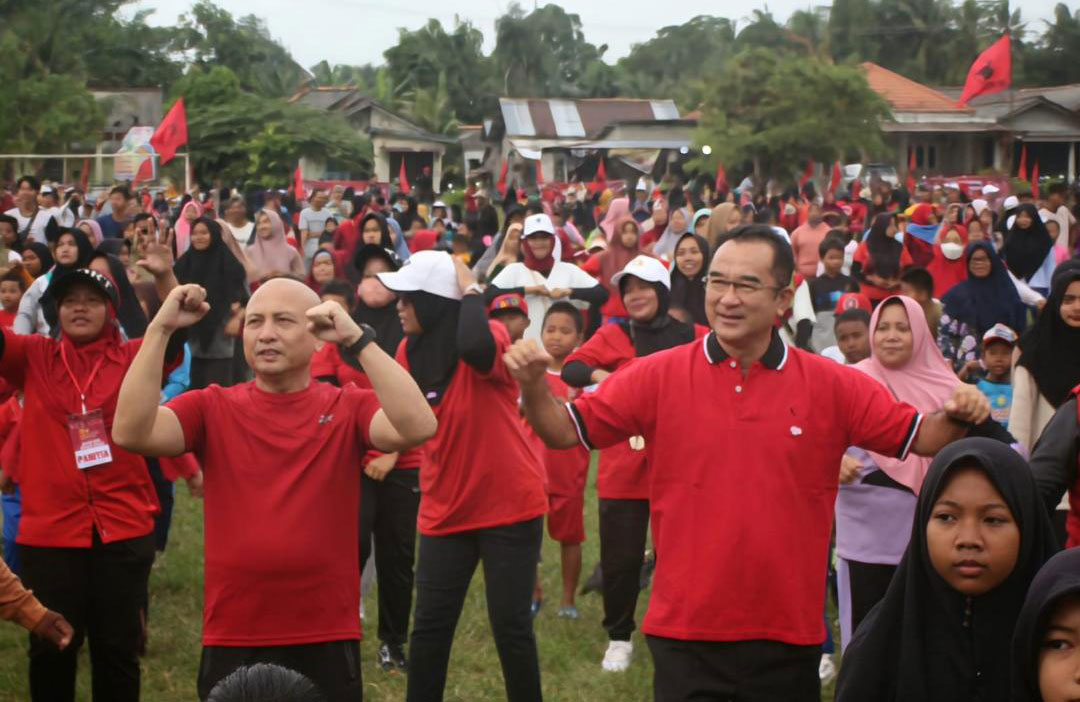 Senam Sehat Bareng Rudianto Tjen, Warga Ikut Bahagia Rayakan HUT ke-50 PDIP