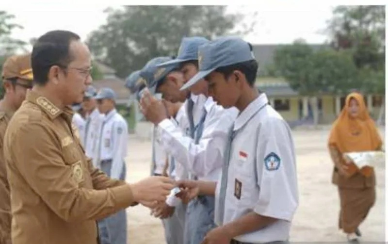 Dukcapil Bangka Tengah Jemput Bola Perekaman KTP Pelajar