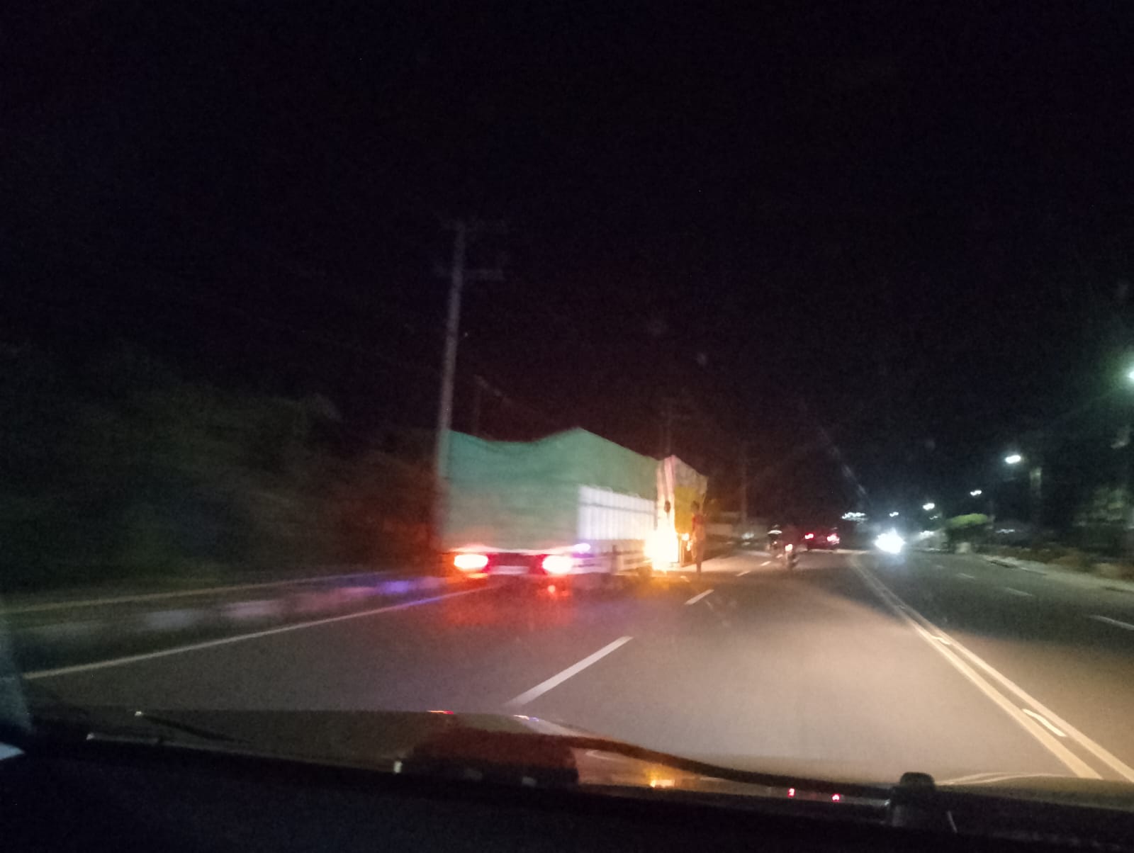 Katanya Muatan Sagu, Tapi Dua Truk Keluar dari Pelabuhan Sadai Dikawal