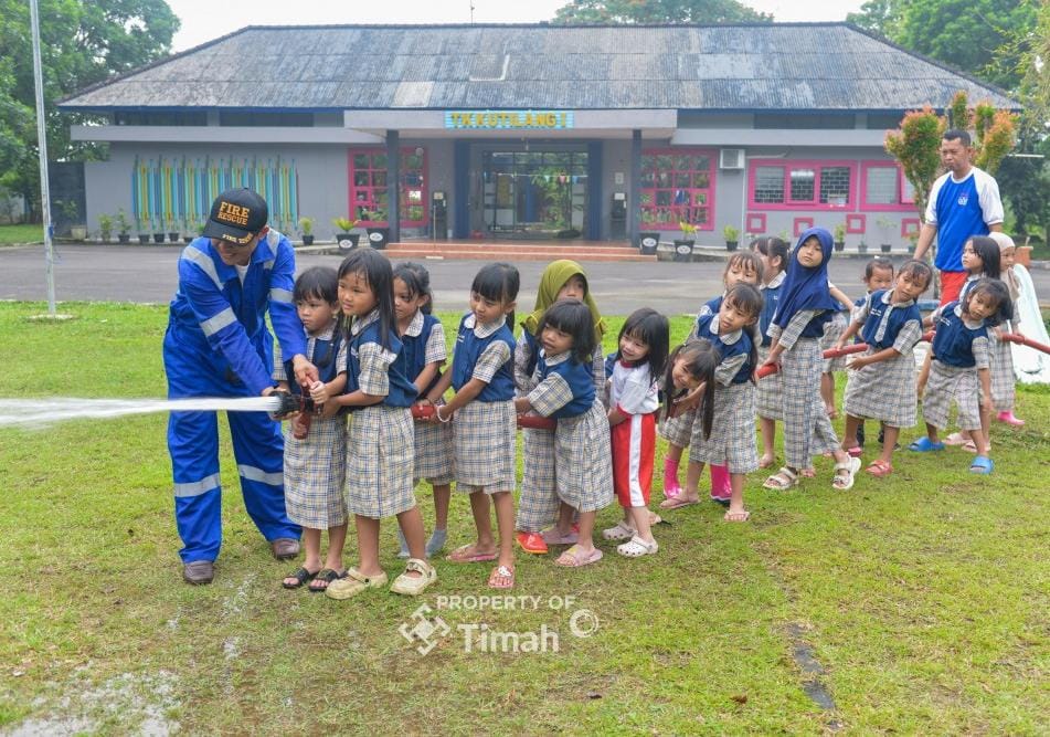 Edukasi Bahaya Api Sejak Dini, Tim Pemadam Kebakaran PT Timah Kunjungi TK Kutilang 1 Pangkalpinang