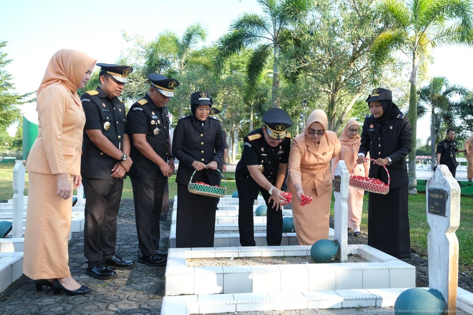 Kakanwil Kemenkum Babel Pimpin Upacara Tabur Bunga di TMP Pawitralaya dalam Rangka HUT Pengayoman ke-80