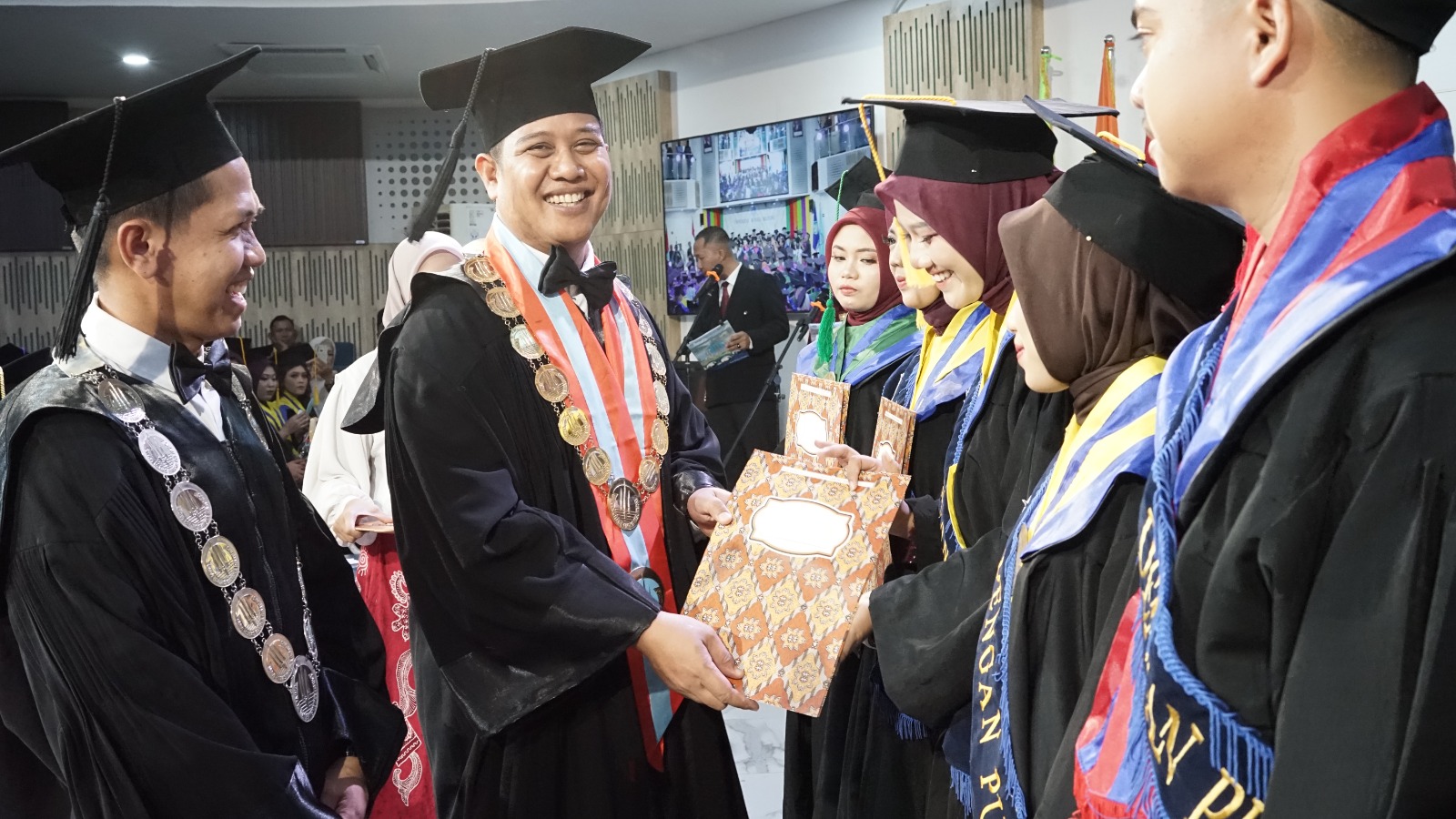 UBB Wisuda 277 Sarjana dan Magister, Rektor Prof. Ibrahim Beri Pesan Ini