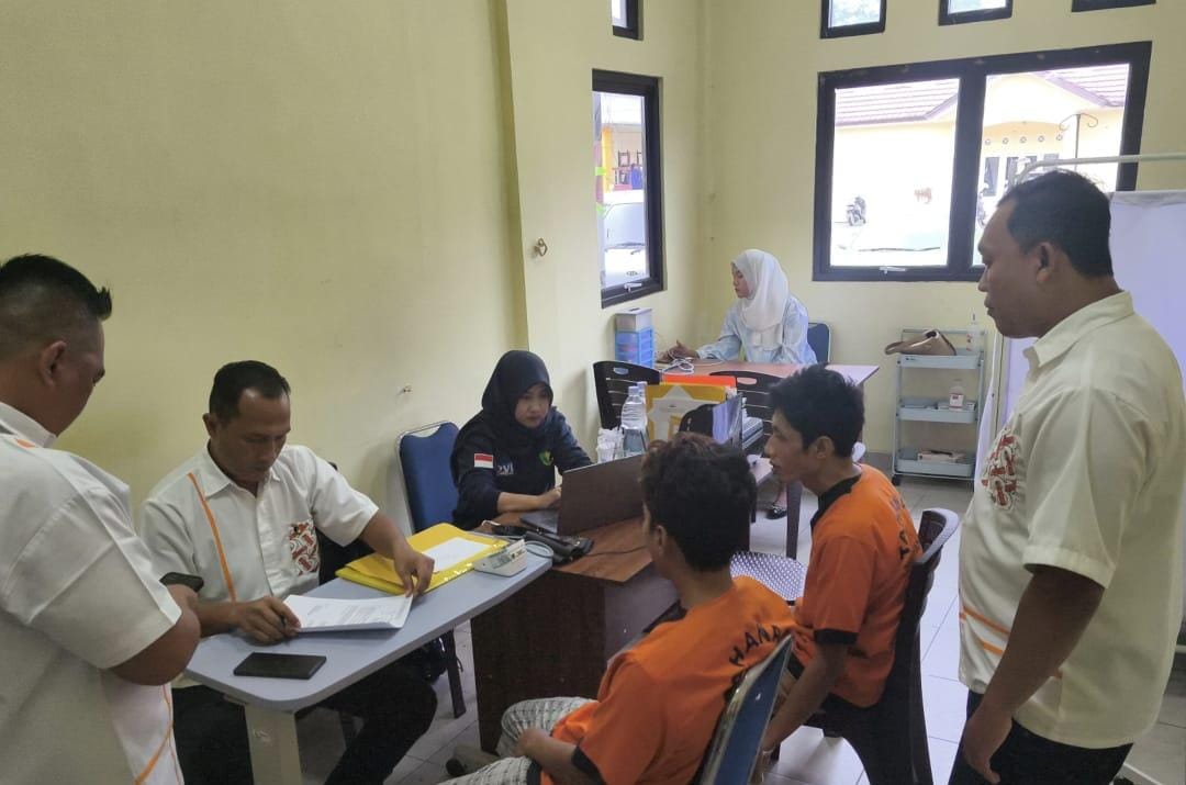 Polda Babel Limpahkan Berkas 2 Tersangka Kasus Penyelundupan Pupuk Subsidi Asal Lampung Ke Kejari Koba