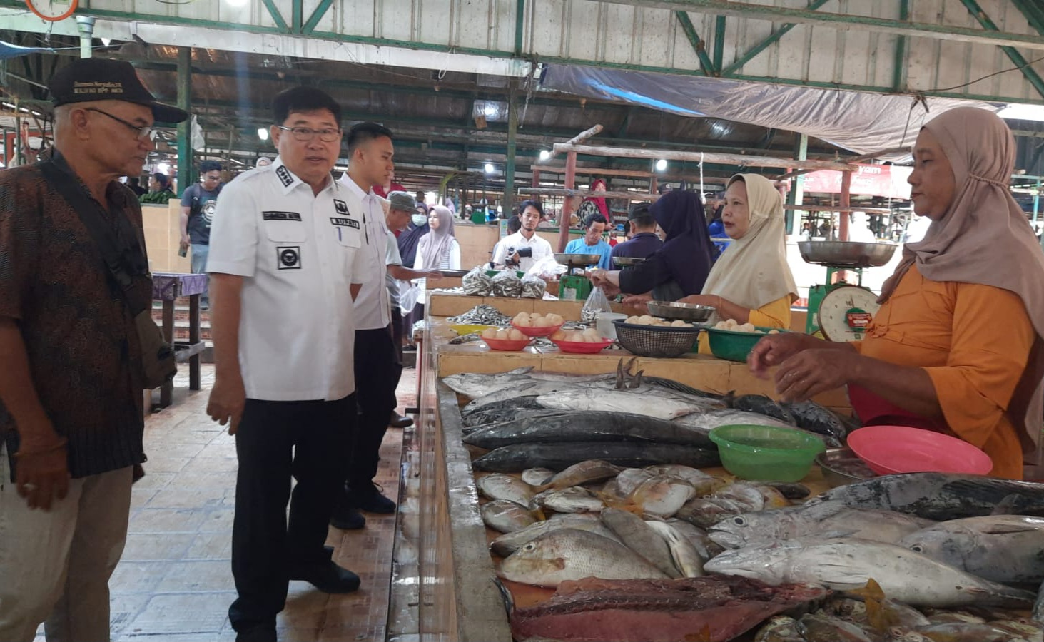 Bupati Kamarudin Pastikan Harga dan Stok Sembako di Pasar Kelapa Kampit