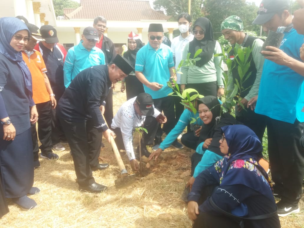 Kanwil Kemenag Babel Sambut Hut RI ke- 79 Dengan Gerakan Bagi Bendera Merah Putih, Tanam Pohon dan Aksi Bersih