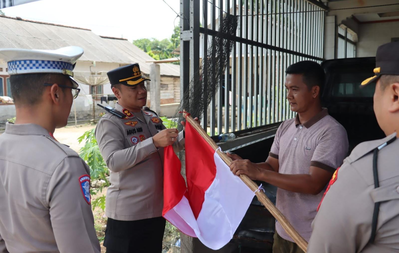 Kibarkan Semangat Patriotisme, AKBP Agus Arif Bagikan Bendera Merah Putih ke Masyarakat