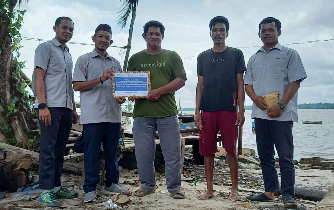 Rusak Dihantam Cuaca Ekstrem, PT Timah Tbk Bantu Pembangunan Pondok Nelayan di Tanjung Niur