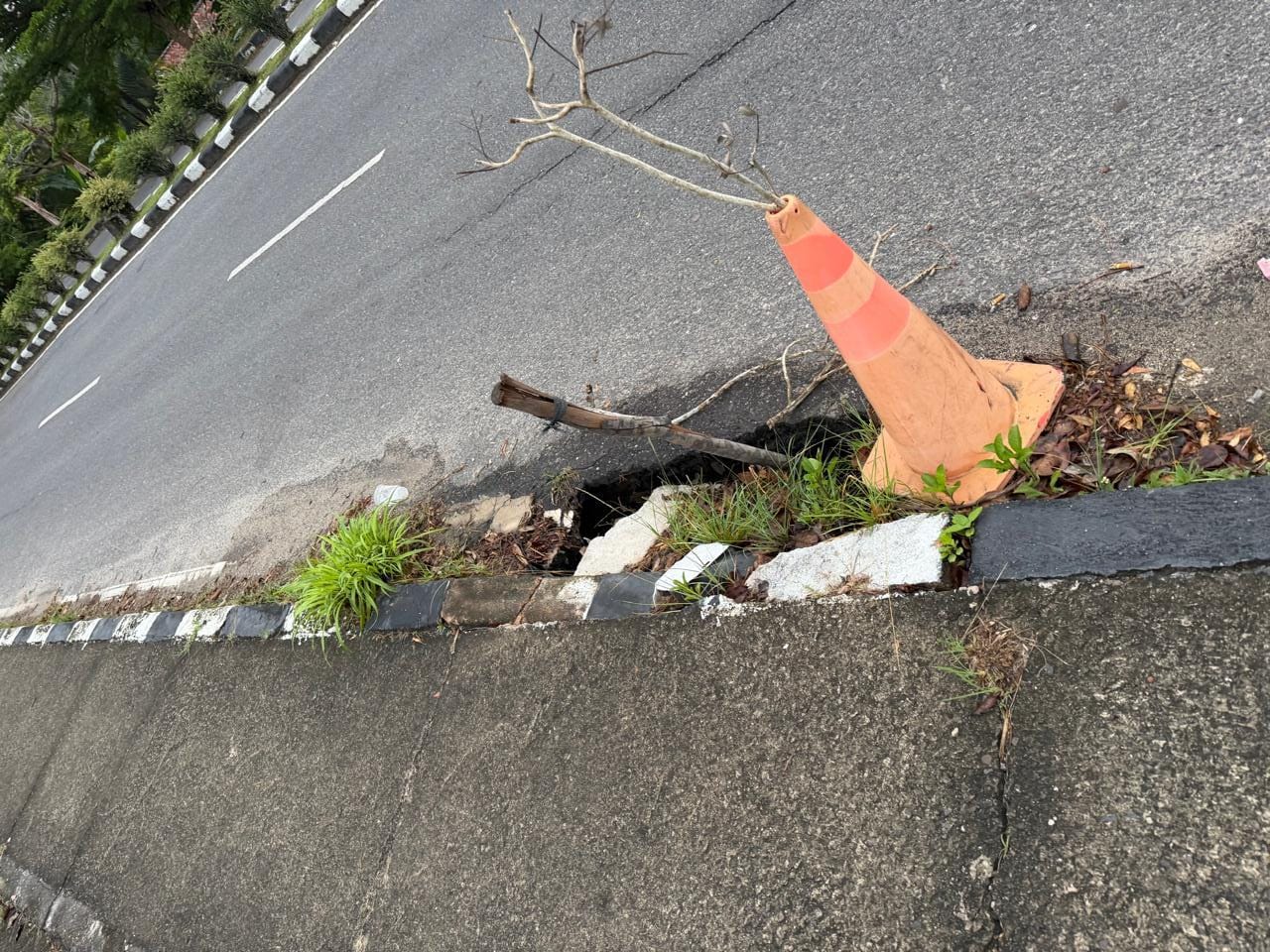 Jalan Nasional Di Mentok Amblas