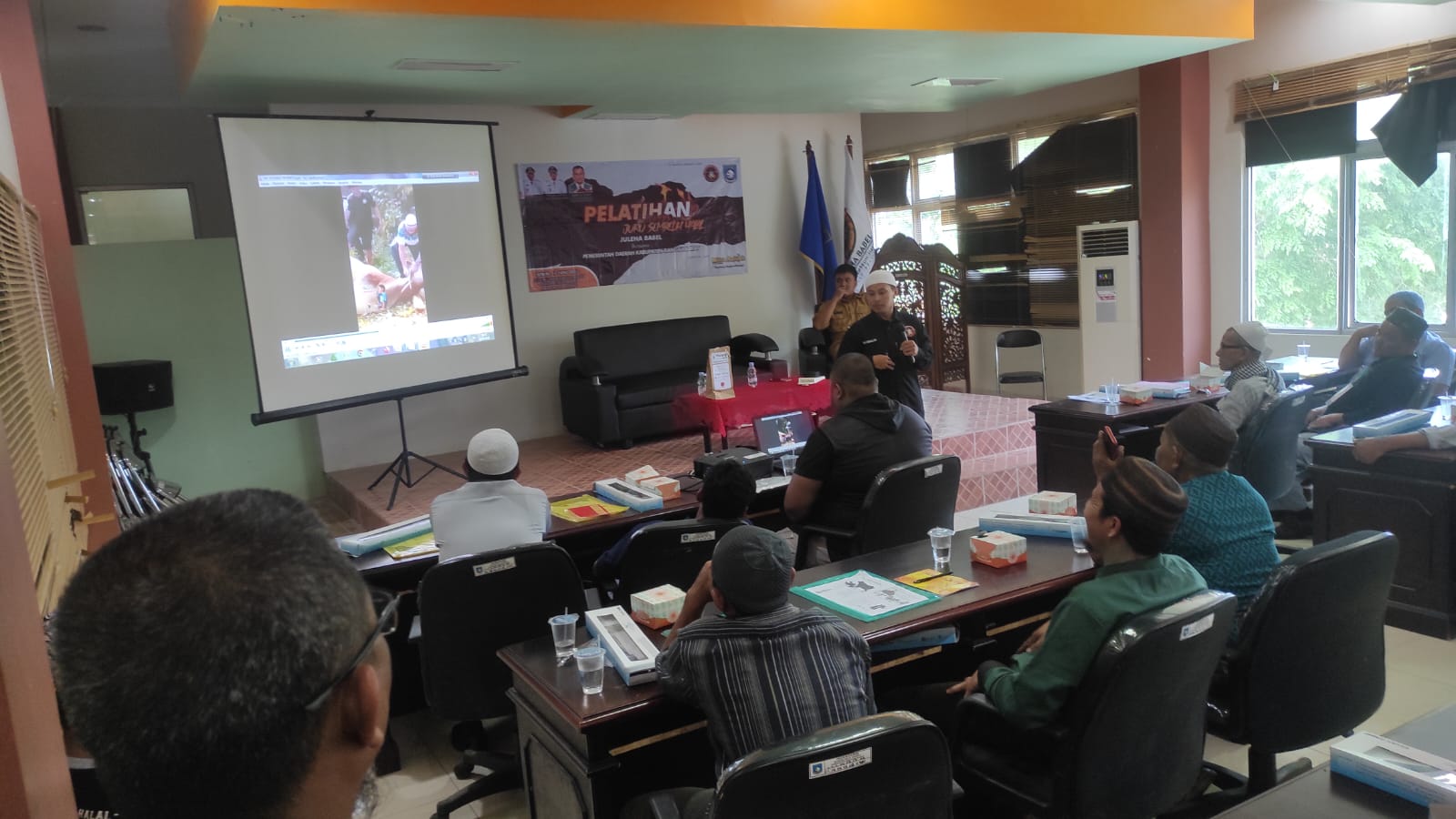 Menjelang Idul Adha, Tukang Jagal Diberikan Pelatihan Distangan Babar & Juleha Halal Babel