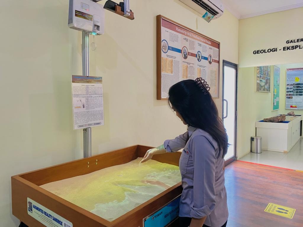 Asyiknya Bermain Pasir Kuarsa dengan Teknologi Topografi Augmented Reality di Museum Timah Indonesia