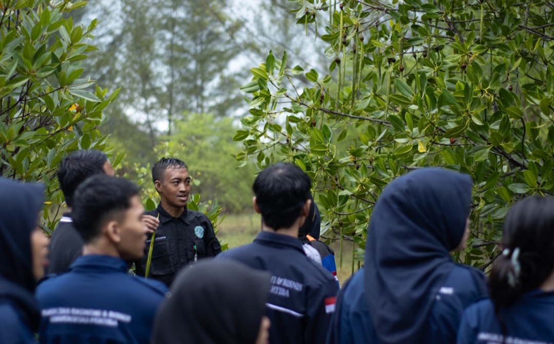 Dialog Kaum Muda Gelorakan Gerakan Lindungi Pesisir di Pantai Batu Ampar   