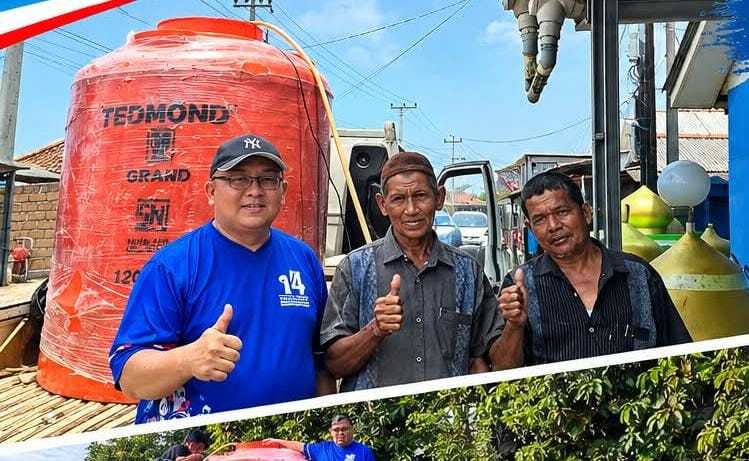 Tak Kunjung Hujan, Anggota DPRD Basel Suwandi Terus Salurkan Air Bersih Demi Warga yang Kesusahan