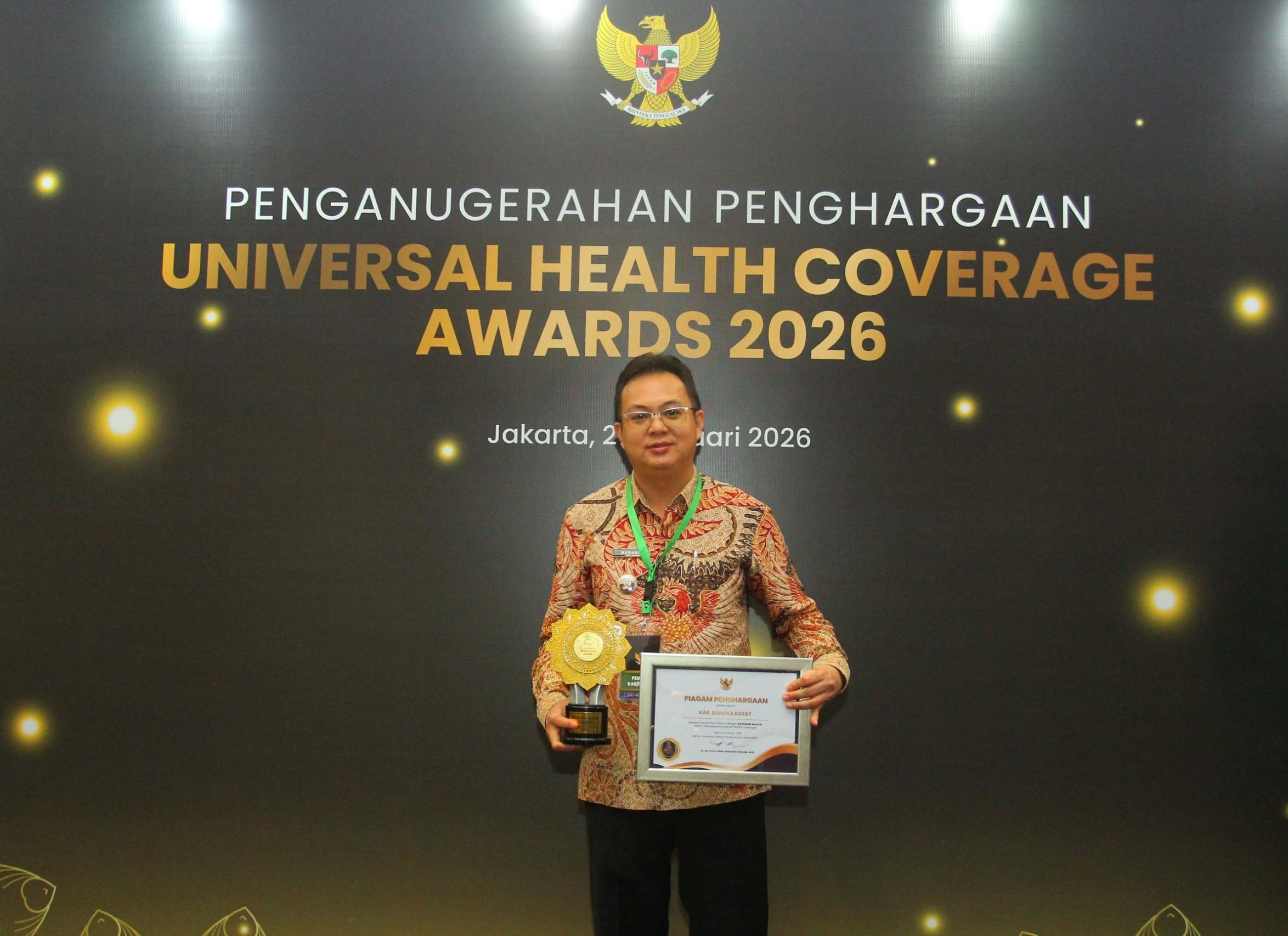 Dukung Program JKN, Bupati Markus Dapat Penghargaan UHC Award