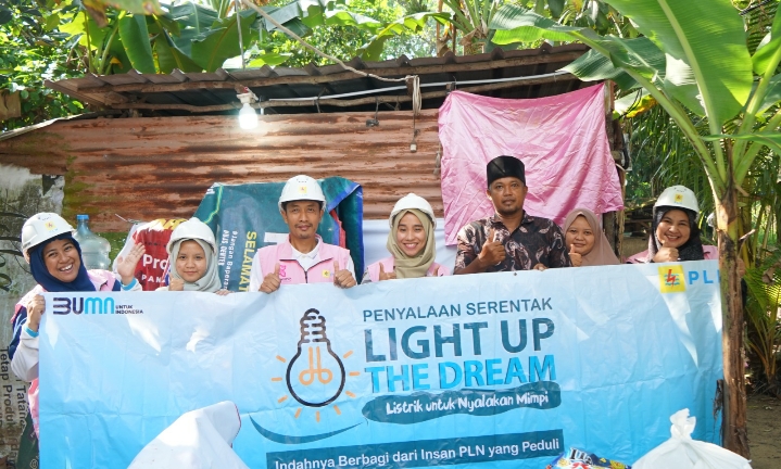 Kolaborasi Srikandi dan YBM PLN Babel, Terangi Rumah Bapak Sulaiman lewat Program LUTD