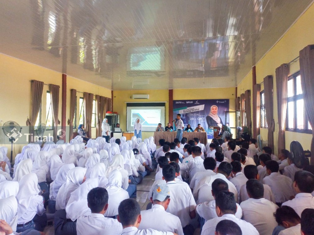 SMA Negeri 1 Mentok Serahkan Bantuan Laptop dan Motivasi Para Pelajar